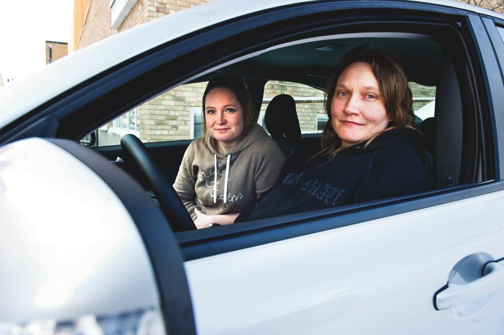 Körläraren Frida Nilsson och Eva-Lena Johansson har varit ute på minst tre lektioner om dagen under intensivkursen. Snart är det uppkörning. Foto: Leif Wikberg.