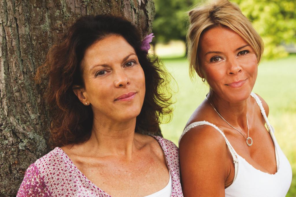 Det finns ingen anledning att gräva ner sig på grund av åldrandet, anser Lotta Byqvist och Anna Langer. Det finns många fördelar med att bli äldre, som bättre självkänsla. Foto: Elisabeth Ohlson Wallin.