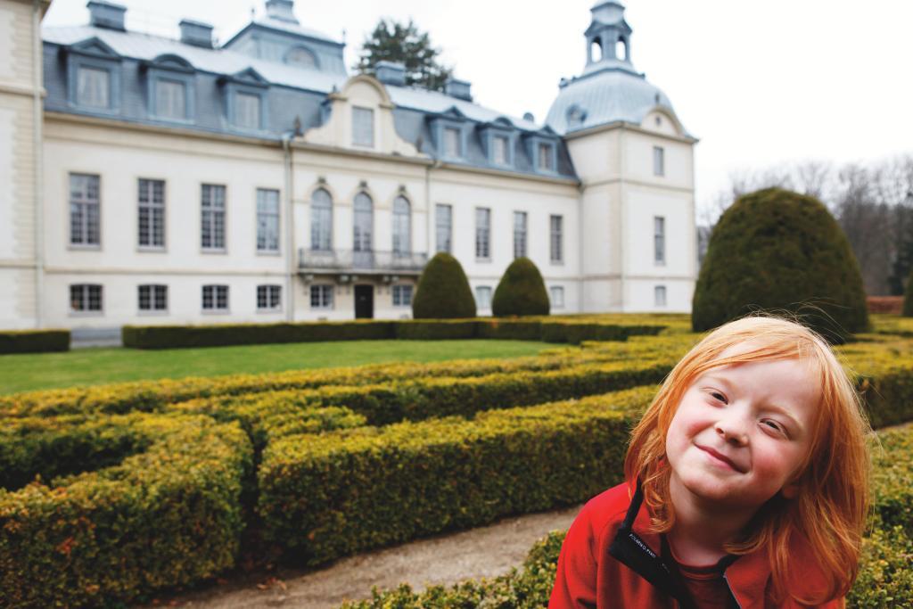 Slottsparken vid Kronovalls vinslott. Barnen älskar att leka på gångarna av buxbom.