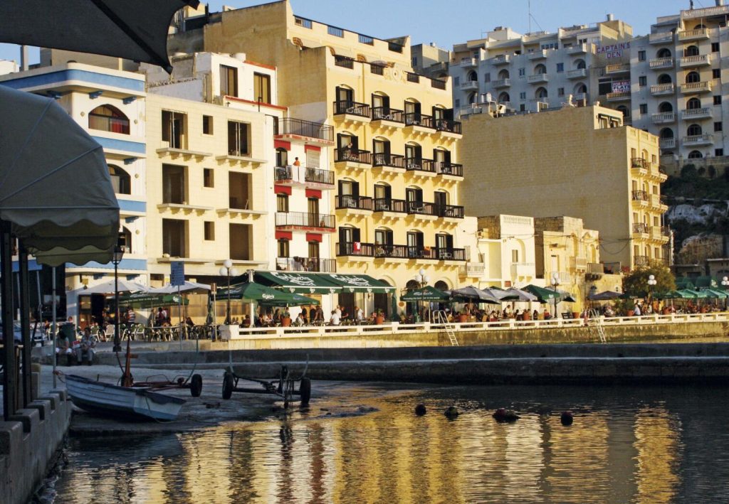 Längs de magnifika hamnarna ligger restaurangerna tätt. Foto: Caroline och Mark Ford.