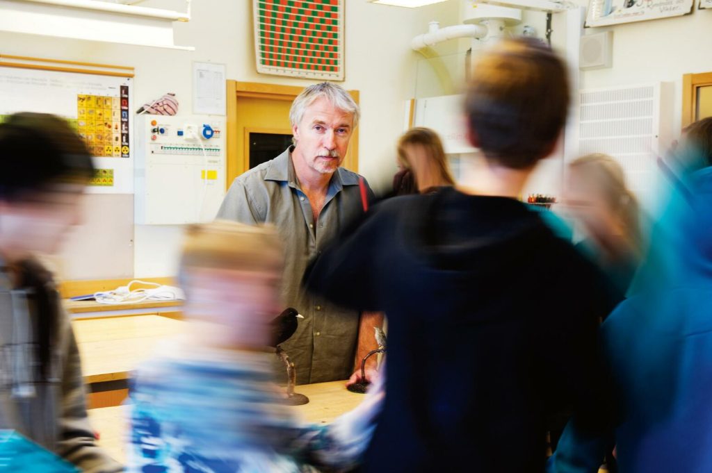 "Som lärare ska jag förutom att utbilda även fostra eleverna. Men vuxenvärldens auktoritet har minskat enormt i skolan", säger Klas Lindbäck, högstadielärare på Kungsklippeskolan i Huddinge. Foto: Theresia Köhlin