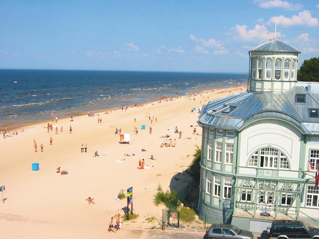 De gamla träkåkarna vittnar om Jurmalas burgna historia.