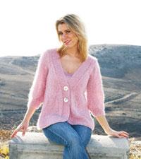 Den söta koftan stickar du med dubbelt garn i alpacka och mohair.Modell: Drops Design