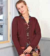 Sticka denna fina kofta med spetskant.