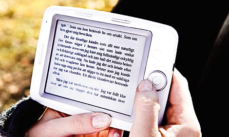 I stället för att kånka på flera kilo böcker när du ska på resa tar du med dig läsplattan, maxvikt fem hekto, proppad med romaner. Den här läsplattan är en Cybook Opus, 2 500 kr, bokus.com.Foto: Jimmy Croona/DN/Scanpix