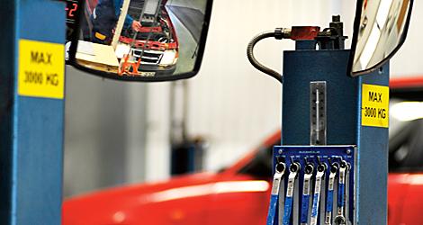 Staten har tidigare haft monopol på att besiktiga bilar men nu är marknaden öppen för andra aktörer. Foto: Bilprovningen