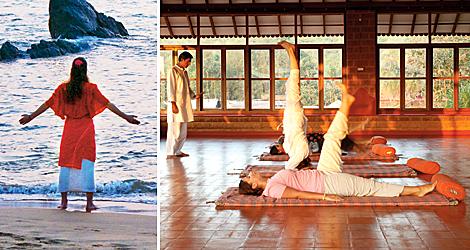 Res till Indien och kombinera badsemestern med välgörande yoga, som ofta utförs direkt på stranden. SwaSwara resort, till höger, kostar en hel del men är ändå prisvärt och en dröm för yogaintresserade. Foto: Anders Pihl.