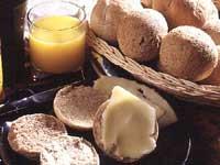 Två små grova morgonbröd