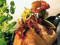 Bakad potatis med baconpastej