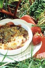 Knäckig rabarber- och jordgubbspaj