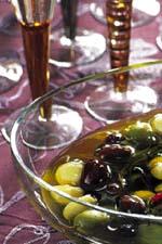 Marinerade vitlöksklyftor och oliver