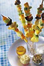 Fruktspett doppade i olika smaker