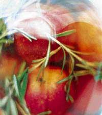 Äpplen och rosmarin i vinäger