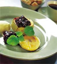 Farmor Astris stekta äpplen med blåbärskompott