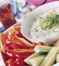 Tsatsiki med chips, morötter, tomater & gurka