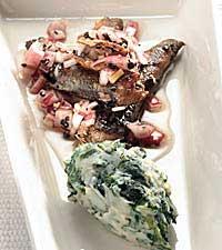 Nässelpuré, strömming & röd lök