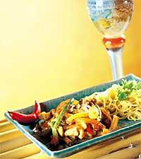 Thaiwok med jordnötssås