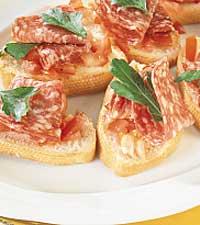 Bruschetta med tomat och salami