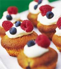 Bärmuffins med grädde