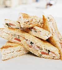 Lax- och tomatsandwich