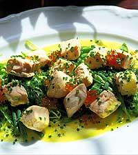 Laxtärningar på grön bädd