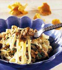 Lökstuvad svamp och tagliatelle