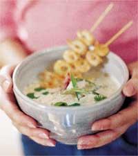 Thailändsk laxsoppa med räkspett