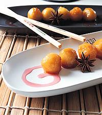 Äppelkulor med sås