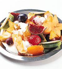 Varm fruktsallad med yoghurtsås