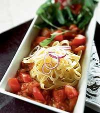 Pasta med tomat och vitlök