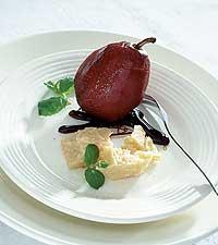 Rödvinskokta päron med parmesan