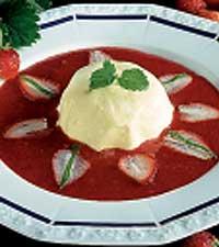 Fläderparfait med jordgubbssås