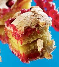 Marängbakelse med vinbär