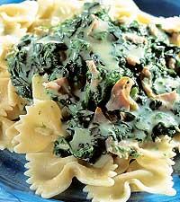 Pasta med ostig bladspenatsås