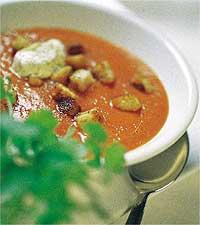 Varm tomatsoppa med brödkrutonger