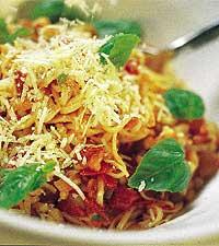 Pasta med tomatsås och parmesan