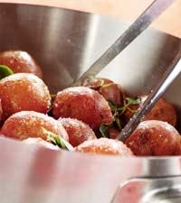 Körsbärspotatis slungad i smör