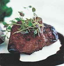 Renkalvmedaljonger med akvavitsås