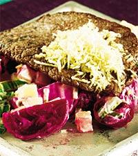 Varm rödbetssallad till lövbiff