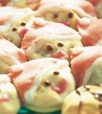 Juleträd av glada tomtar