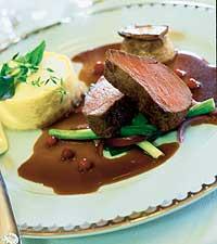 Hjortytterfilé med lingonsås