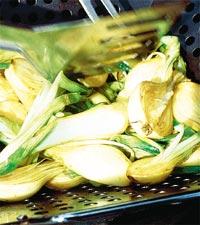 Knipplök i grillwok