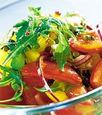 Tomatsallad med lök och kapris