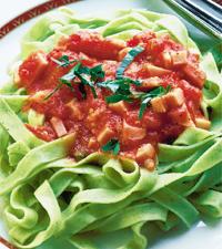Grön tagliatelle med röd sås