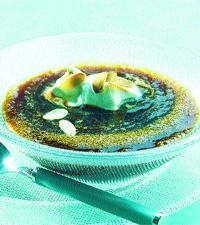 Vildrossoppa av färska nypon