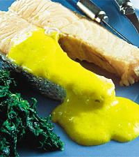 Kokt laxskiva med vitvinssås