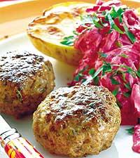 Lammfärsbiffar med bakade potatishalvor
