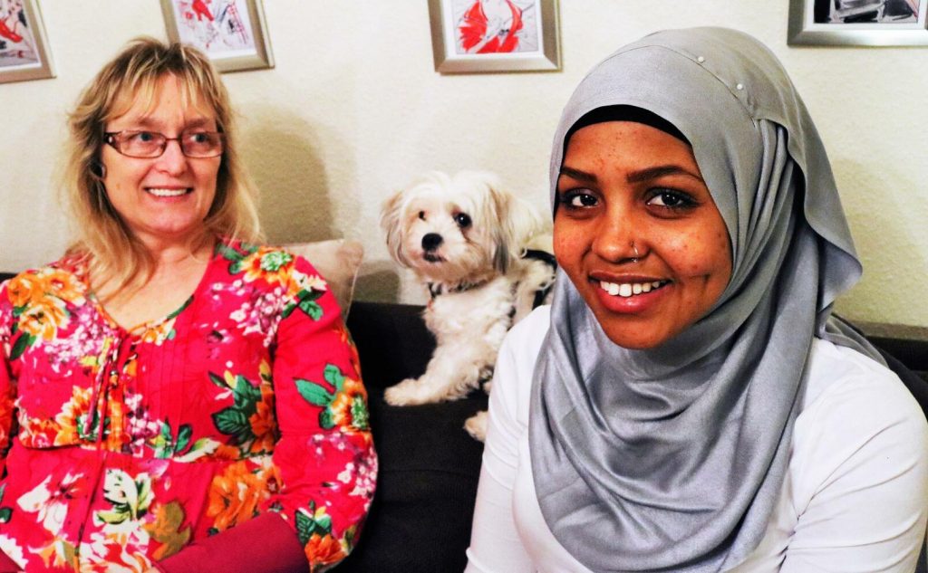Agneta Deros och Samira Ahmed tar en fika ihop. Samira får prova att äta semlor för första gången, och hon älskar dem. Foto: Susanna Nygren
