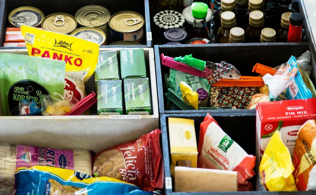 Dela upp kökslådorna genom att ställa dit mindre lådor. Gruppera varor som hör ihop med varandra. Det du använder mest ska stå mest lättillgängligt. Foto: Ulf Huett