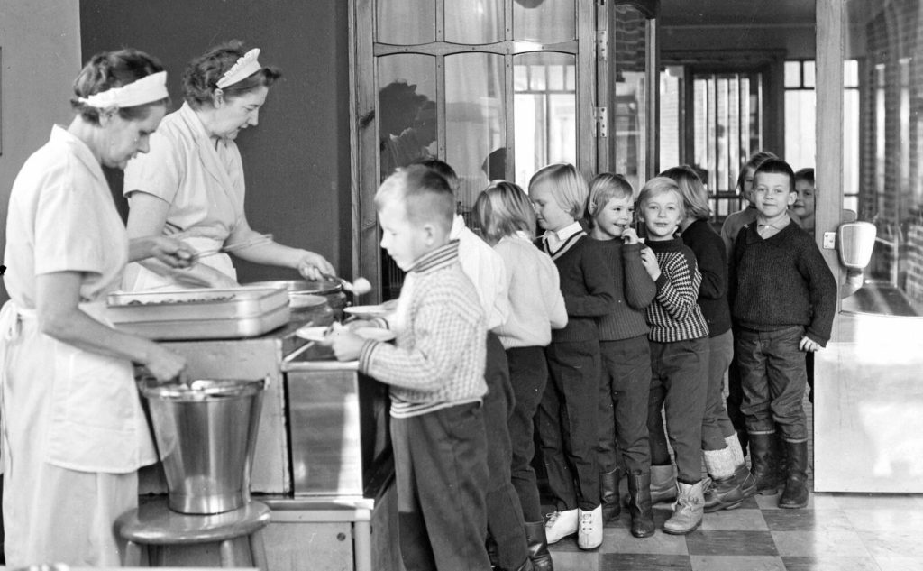 Dåtidens respektingivande ”mattanter” serverade maten ur stora kantiner.